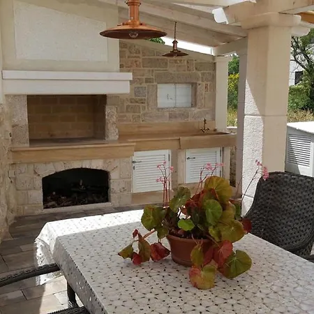 Appartamento Rustica St - Two-bedroom With Balcony And Shared Pool Prizemlje Zara