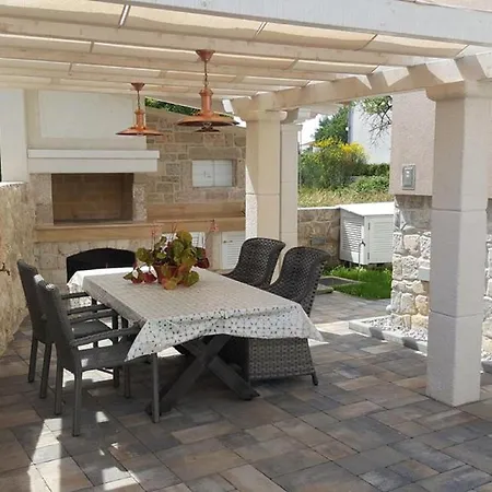 Rustica St - Two-bedroom With Balcony And Shared Pool Prizemlje Zadar