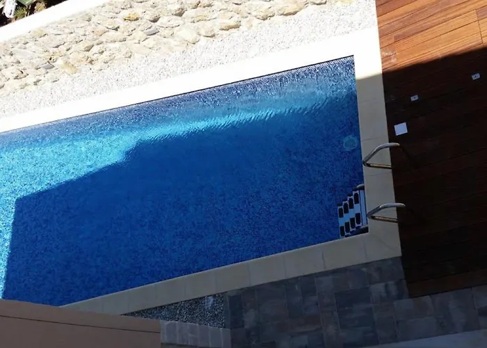 Rustica St - Two-bedroom With Balcony And Shared Pool Prizemlje Apartment *